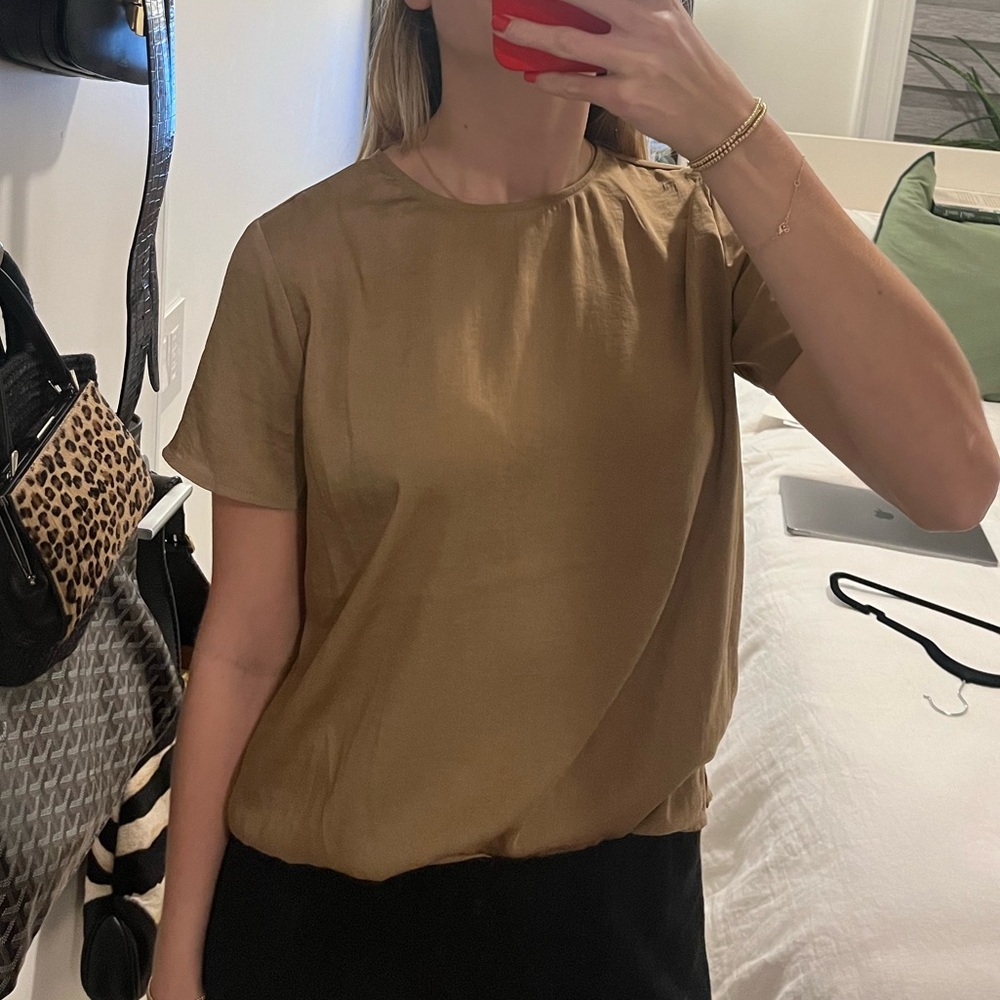 Banana Republic Satin Effect Tan Blouse T-Shirt - Picture 2 of 5